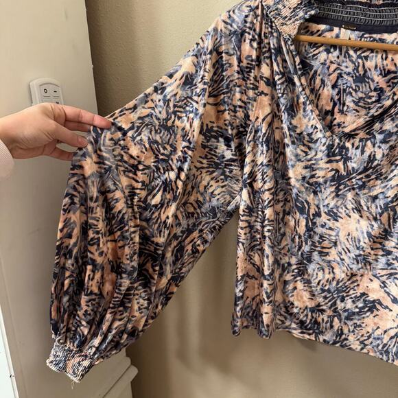 Free People Velvet Boho Animal Print Women's Blouse Size Medium Balloon Sleeves - Picture 5 of 11